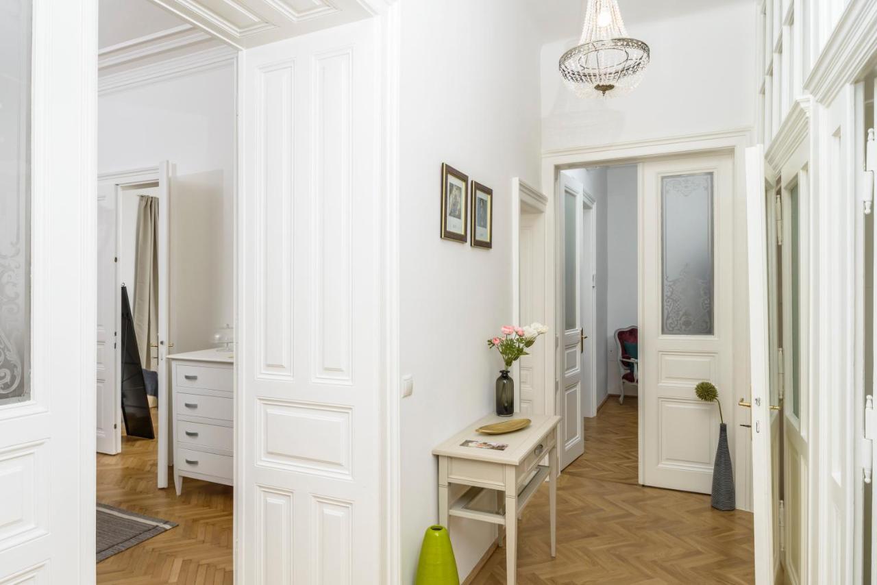 Senator Stephansplatz By Ichbucheat Apartment *
